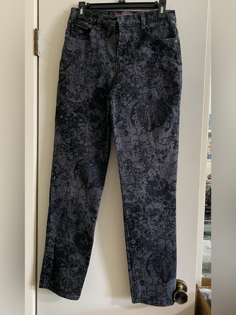 Gloria Vanderbilt Black Paisley jeans